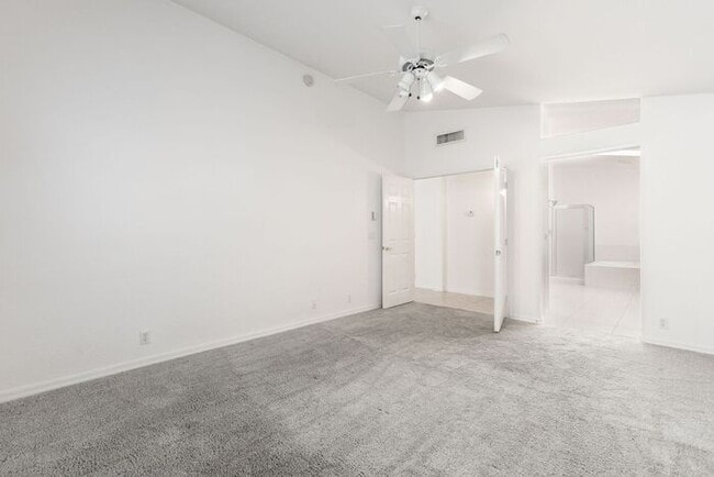 Building Photo - Enjoy an open floor plan with all appliances!