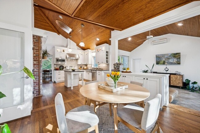 Building Photo - Elegant Chevy Chase Cul-de-Sac Home with Spacious Layout!