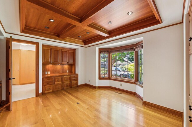 Building Photo - Beautiful, Old-World-style Home in the Heart of Central Menlo Park