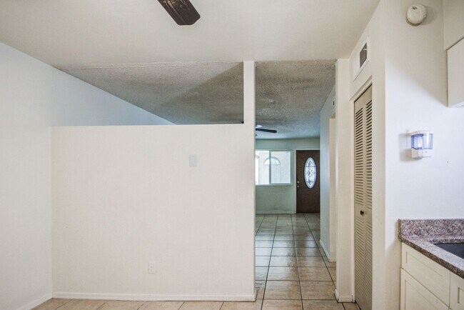 Building Photo - Charming 3 bedroom Townhome near MCC & Med...