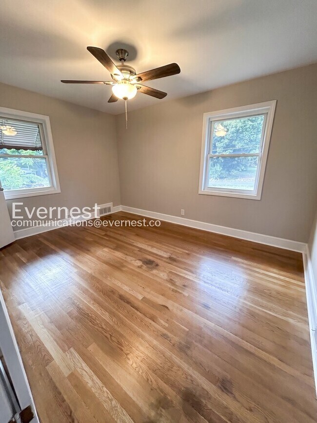 Building Photo - 112 Tabor St