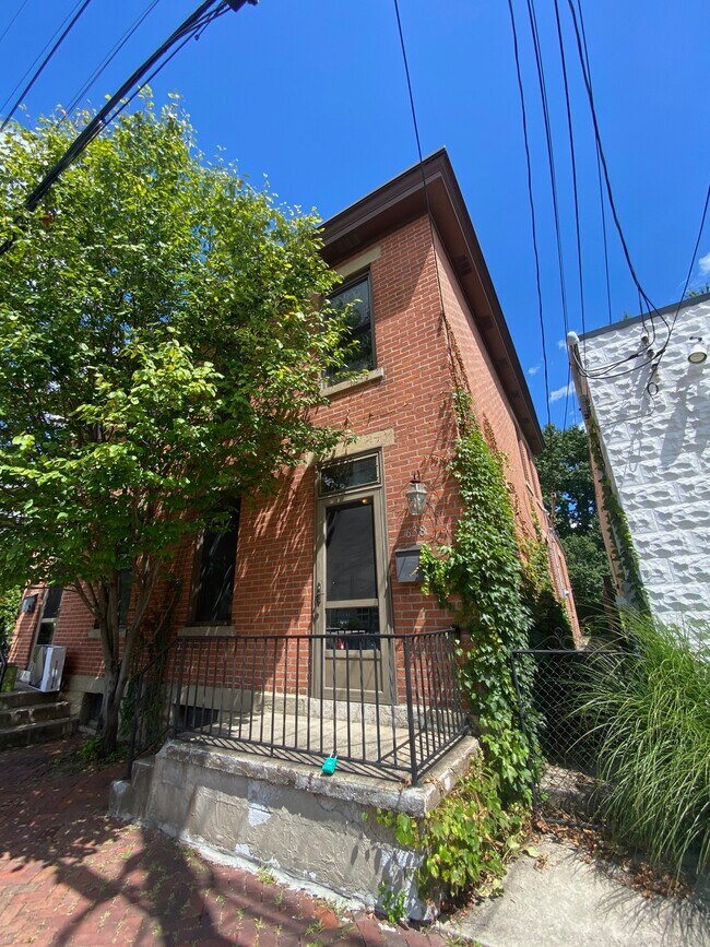 Building Photo - 638 S Pearl St