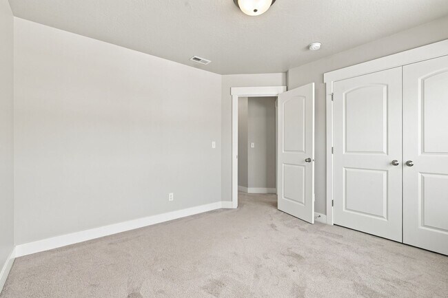 Building Photo - Great 3 Bed 3.5 Bath Townhome in Bluffdale!!