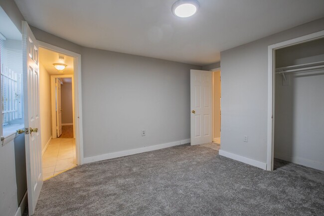 Building Photo - Cute 2 BR/1 BA Condo Apartment in Bellevue!