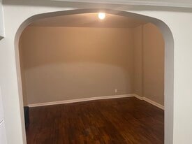 Building Photo - 836 N Larch St