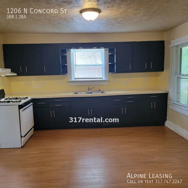 Building Photo - Near Westside 3BR/2BA House w/Garage!