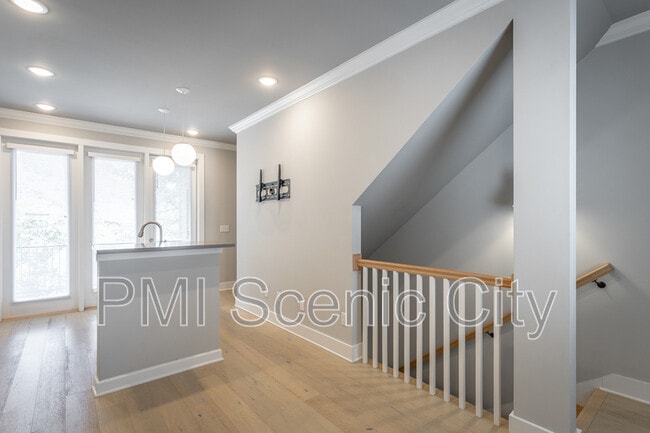 Building Photo - 444 Harper St