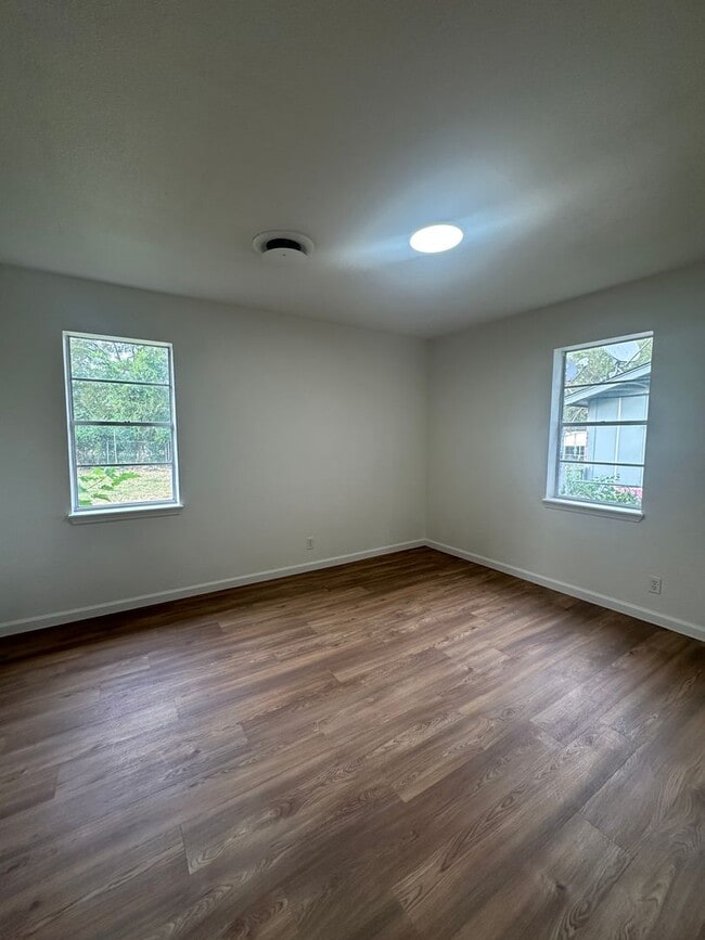 Building Photo - $1500 move-in special