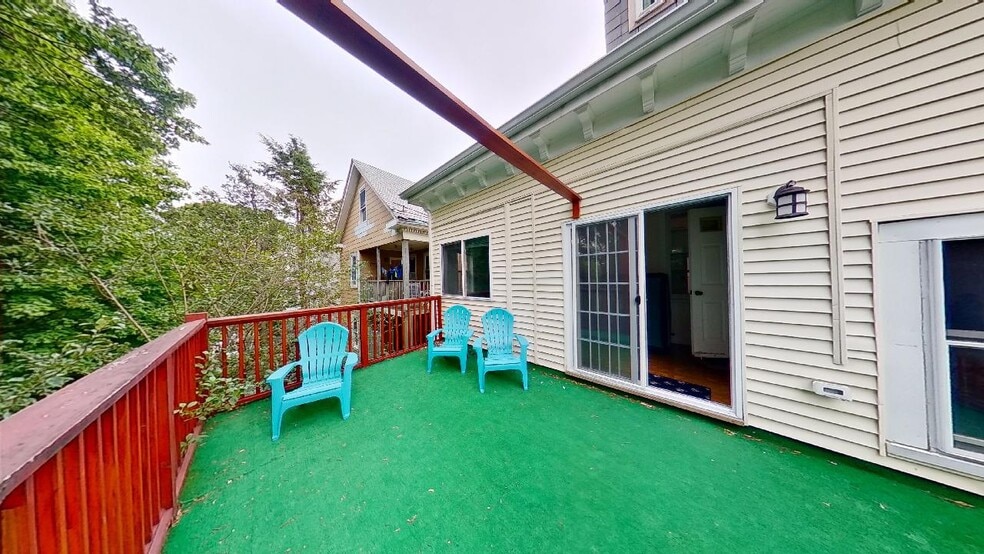 Deck - 60 Calumet St
