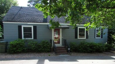 Building Photo - Quaint Cottage!