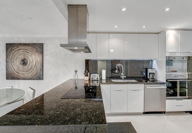 Building Photo - 3605 S Ocean Blvd