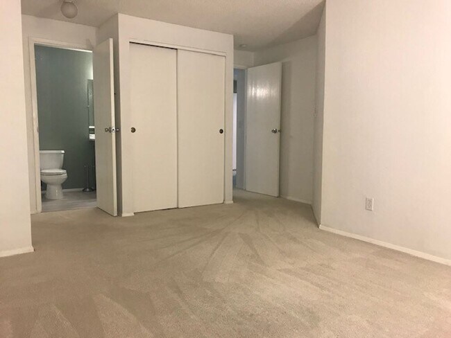 Building Photo - Updated Condo Near Microsoft - Bellevue & ...