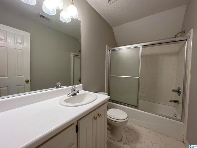 Building Photo - Beautifully Maintained 3BR Home with Extra Living Space