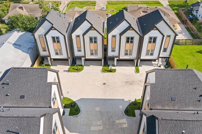 Building Photo - 5214 Pine Tree Dr