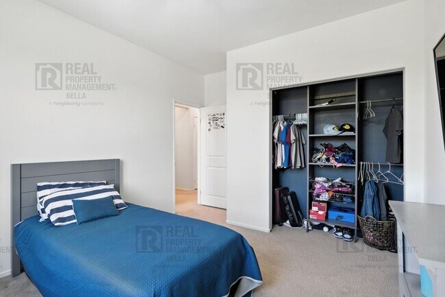 Building Photo - Beautiful 5-Bedroom Home in Audie Murphy R...