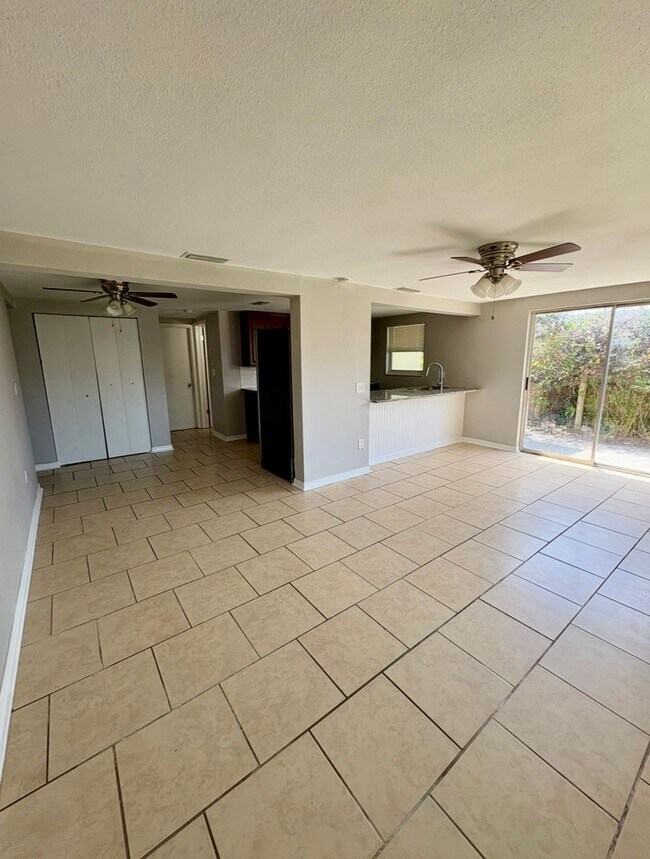 Building Photo - Lovely 3 Bed 2.5 Bath w/ Den and 2 Car Garage