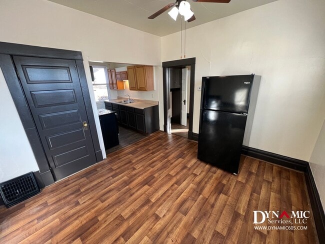 Building Photo - 3 Bedroom, 1 Bathroom Single Family House Downtown