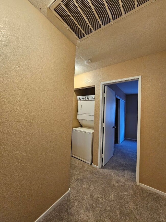 Building Photo - Spacious 4BD/3BA Home with Mountain Views in Las Vegas!