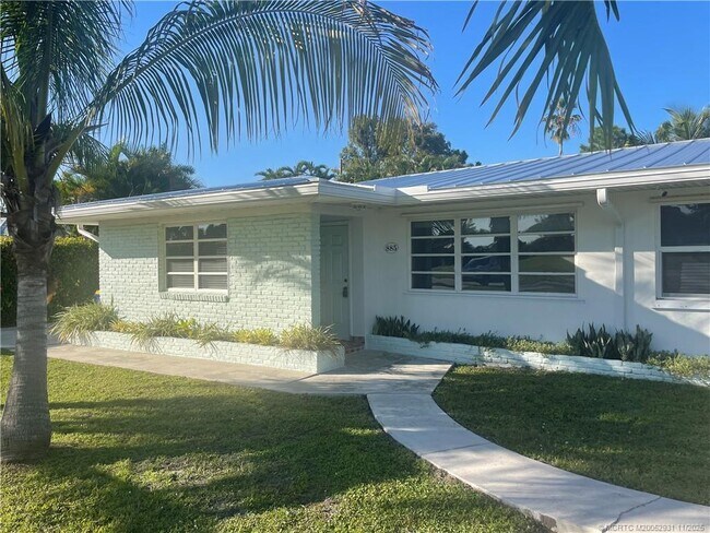 Building Photo - 885 NW River Shores Blvd