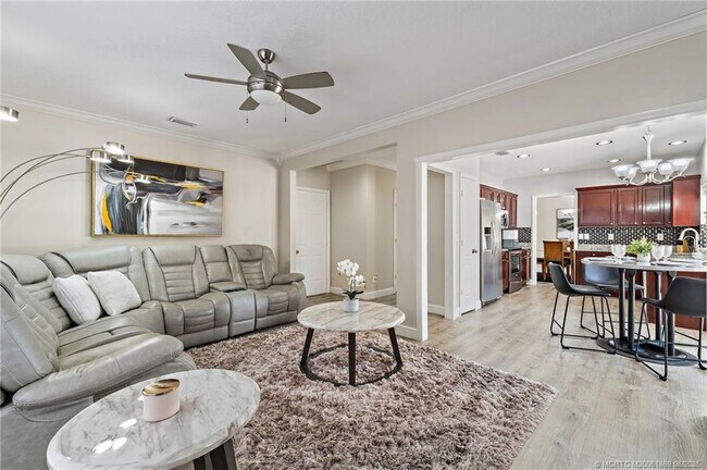 Building Photo - 728 NW Waterlily Pl