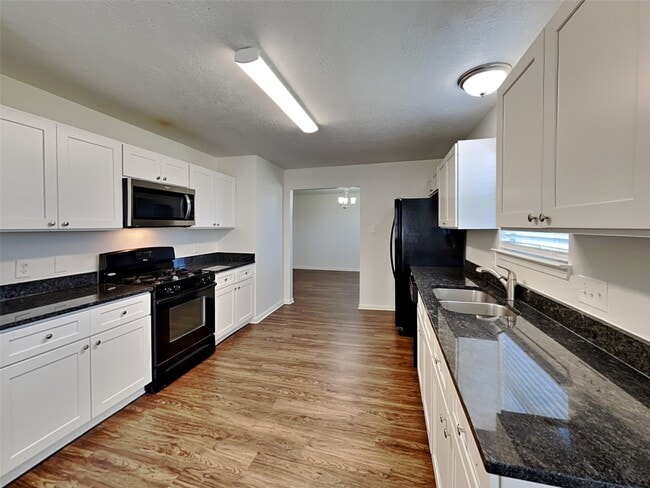 Building Photo - 16410 Tudor Point Ct