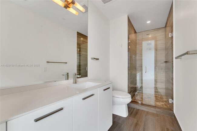 Building Photo - 1300 Brickell Bay Dr
