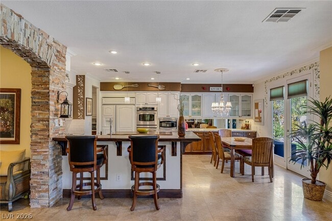 Building Photo - 724 Pinnacle Heights