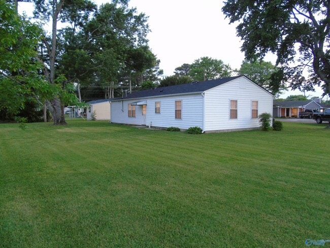 Building Photo - 2008 Dellbrook Dr NE
