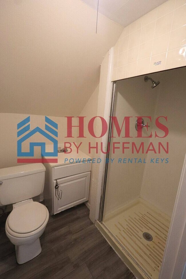 Building Photo - Three Bedroom House | Two Bathrooms | Detached Garage