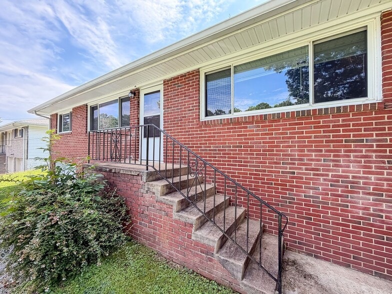 Building Photo - 1720 S Seminole Dr