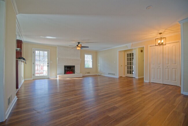 Building Photo - Beautiful 4 sided brick 4BR/3BA ranch home in Dunwoody, GA.