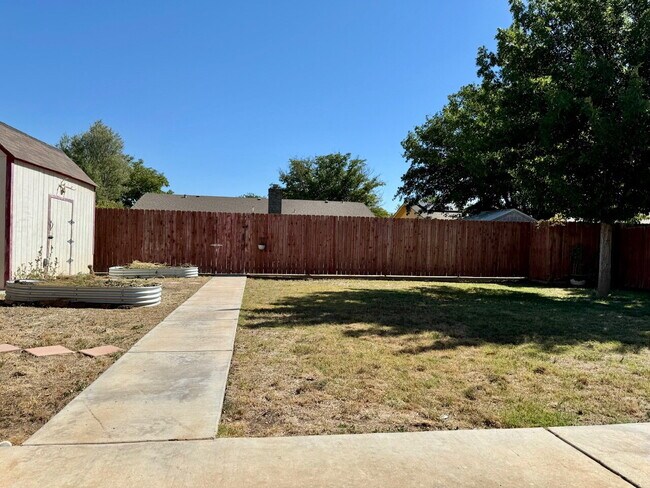Building Photo - "Charming 3-Bed Oasis with 2 Full Baths in Lubbock – 1,610 Sq Ft of Comfort Awaits!"