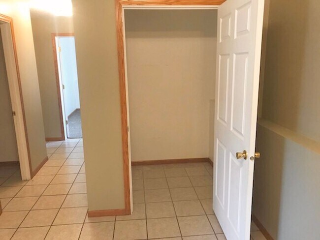 Building Photo - 5 bed 2 bath House for Rent