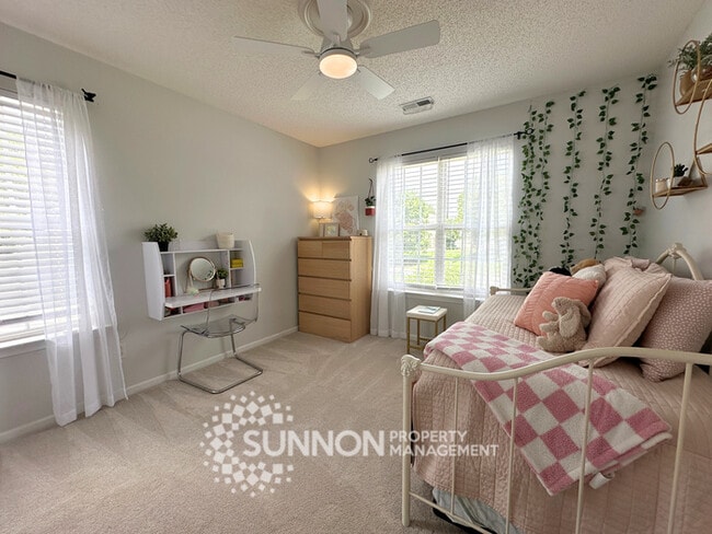 Building Photo - Spacious 3 bed, 2.5 bath with large bonus