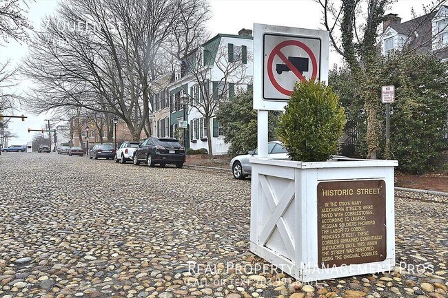 Building Photo - 1227 Queen St