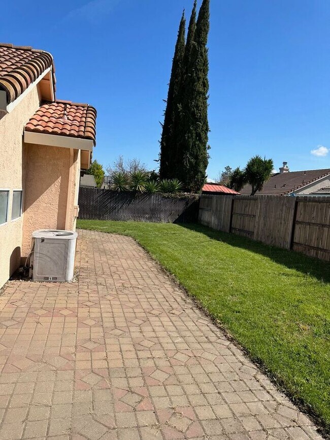 Building Photo - Weston Ranch Home 3 Bedrooms 2 Bath