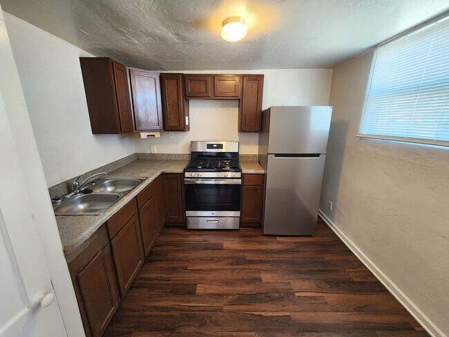 Building Photo - 1037 Brownlee Ave