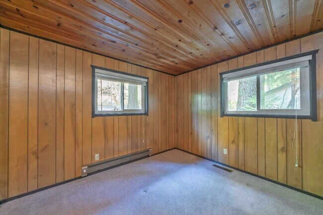 Building Photo - Darling 2-bedroom cabin in the woods!