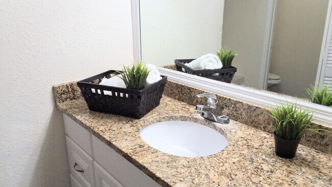 Building Photo - Beautiful Remodeled First Floor 2/2 Condo ...