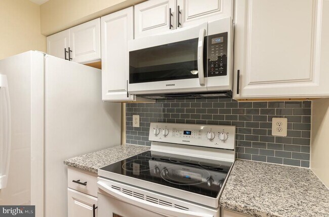 Building Photo - 7 Valleyfield Ct