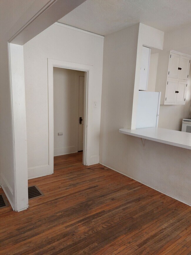 Building Photo - College Housing - 4 bedrooms