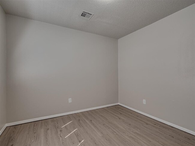 Building Photo - 1525 McGregor Dr