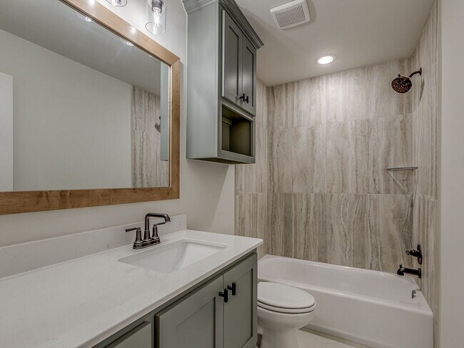 Building Photo - Brand New home In Azalea!