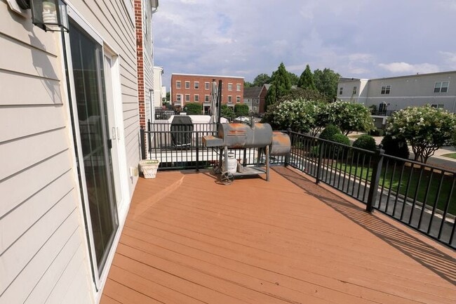 Building Photo - 1721 W Cary St