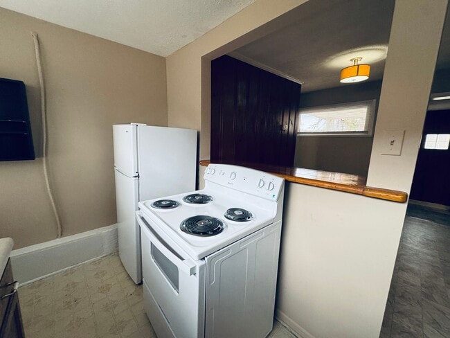 Building Photo - Timberlake Area House