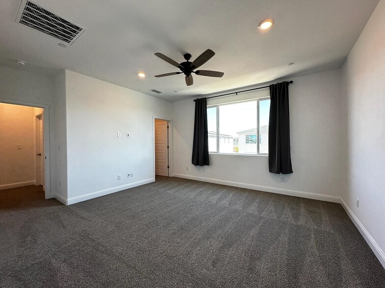 Building Photo - 2458 Fidalgo Way