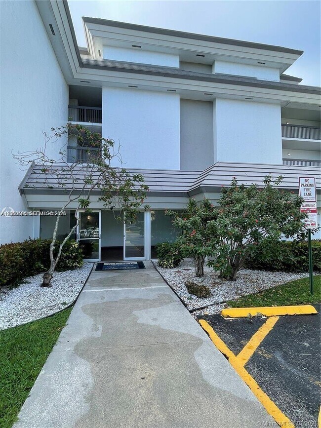 Building Photo - 721 N Pine Island Rd
