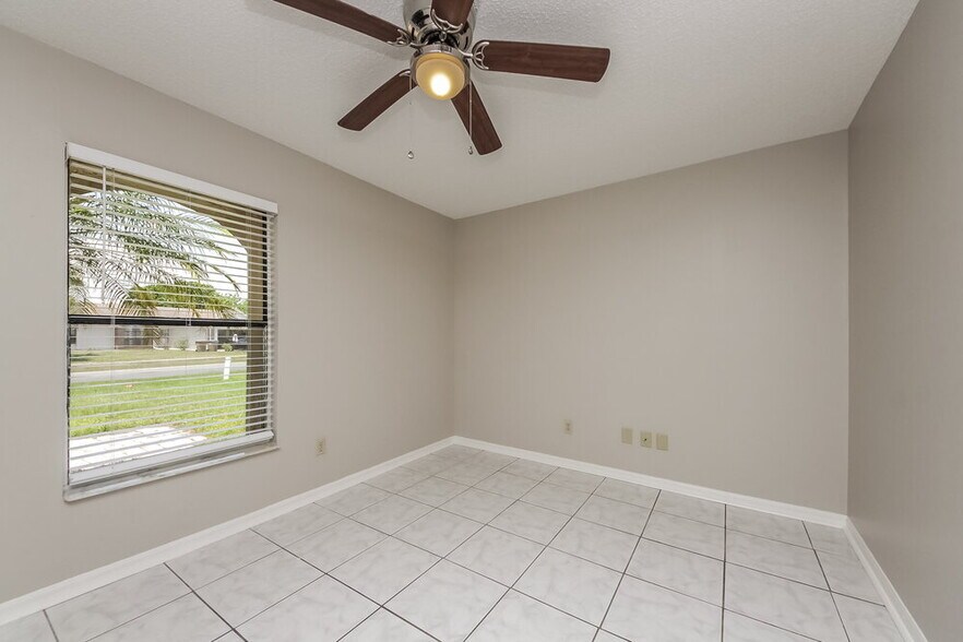 Building Photo - 208 Red Maple Dr