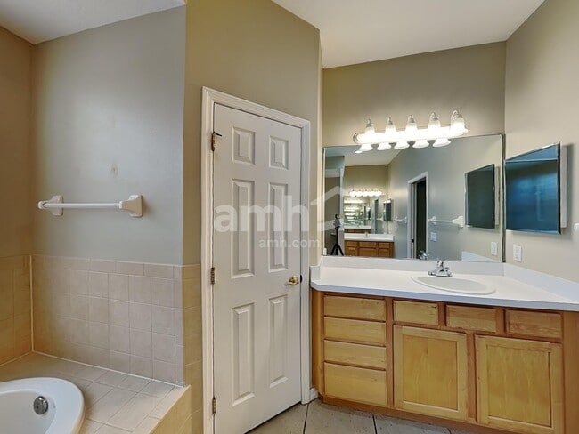 Building Photo - 767 Planters Manor Way