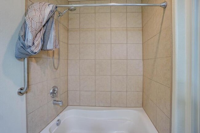 Building Photo - THREE BEDROOM TOWNHOUSE